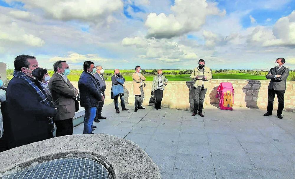 Fuente: ICAL - Placa en homenaje al escritor, premio Cervantes 2002, Jos� Jim�nez Lozano que ha sido instalada en el Mirador del Adaja, en Ar�valo